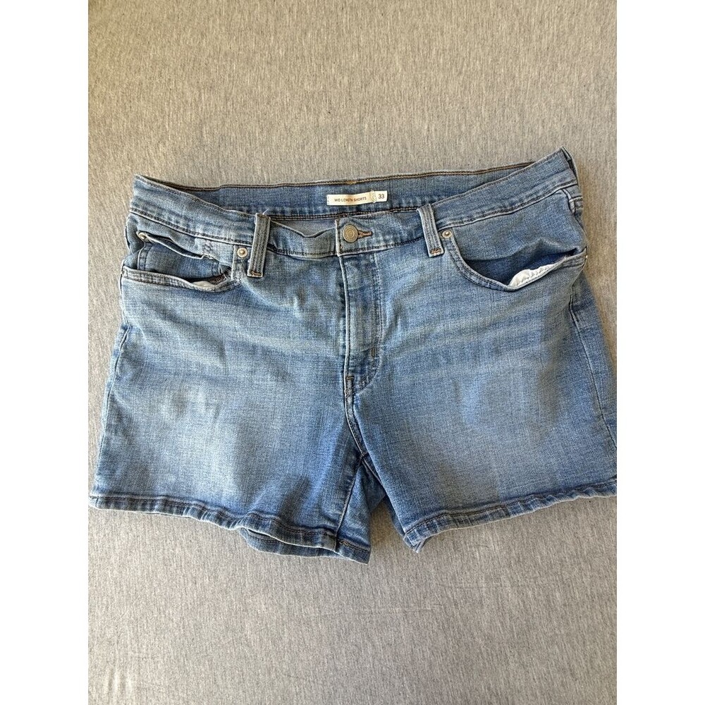 Levi womans 33 Strauss Mid Length Denim Shorts Light Wash Size 33